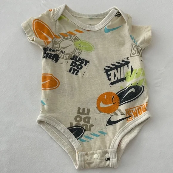 Nike Baby Just Do It Graphic Onesie and Pant Set - Picture 4 of 7